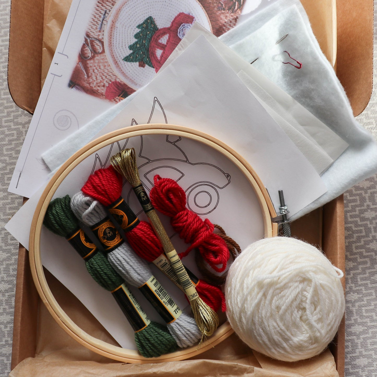 Christmas car - embroidery on crochet kit
