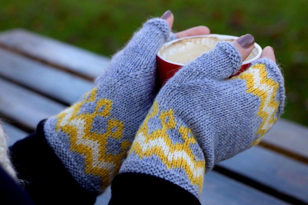 Annys fingerless mitts - Moochka